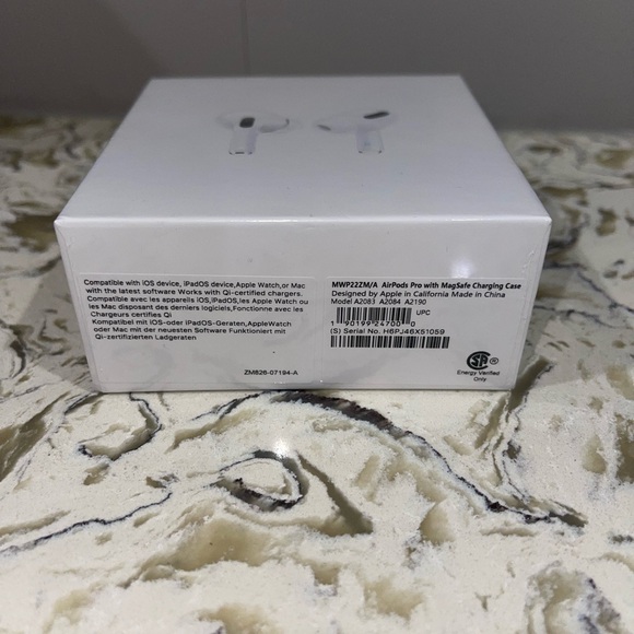 Apple airpods 2nd generation with working serial number. comes with charger whit - Picture 4 of 4
